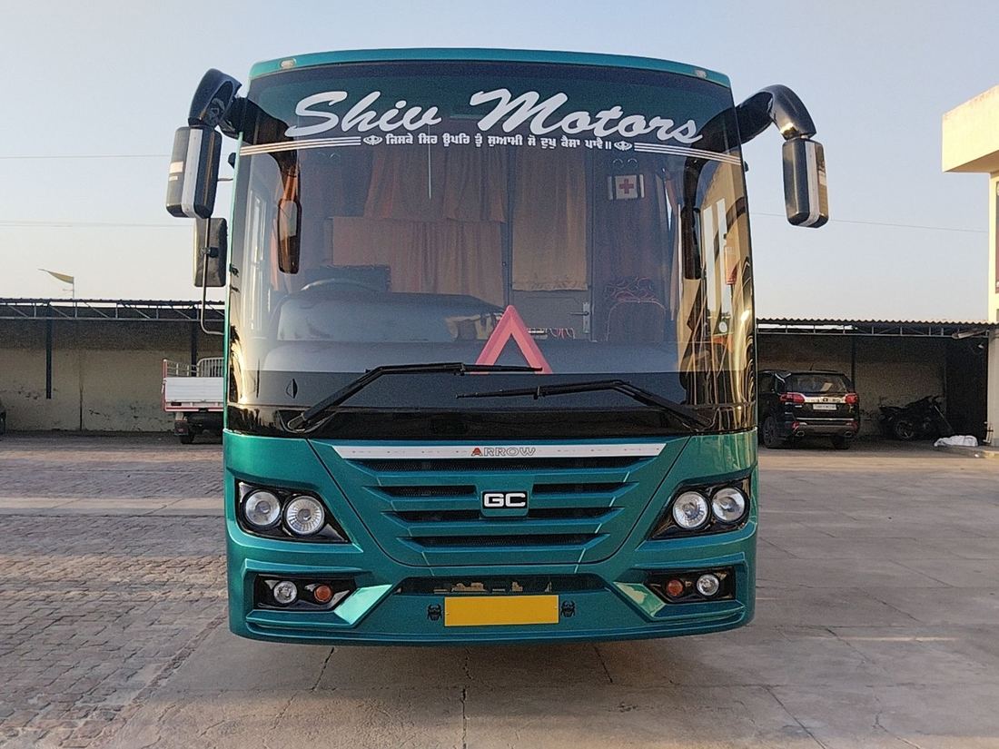 Gobind Coach Arrow, front view