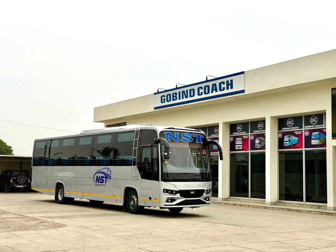 Gobind Coach Spider Sleeper, front three-quarter view